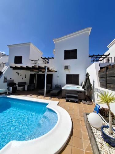 Casa Pedro - Duplex with Jacuzzi, Pool, AC and Sea Views