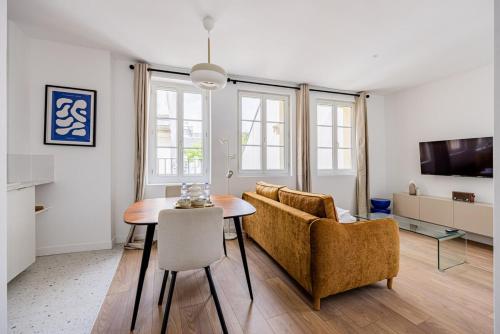 un salon avec une table et un canapé dans l'établissement 3#Apartment 4 people#1BR#Mouffetard#Sorbonne, à Paris