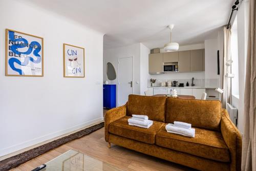 un salon avec un canapé marron et une cuisine dans l'établissement 3#Apartment 4 people#1BR#Mouffetard#Sorbonne, à Paris