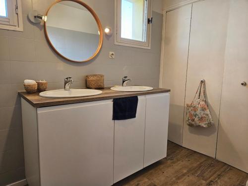 une salle de bain avec deux lavabos et un miroir dans l'établissement Jolie villa avec piscine proche du centre historique, à Arles