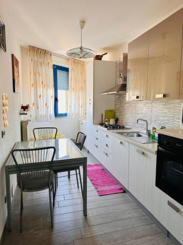 a kitchen with a table and chairs and a sink at Urban Studio Cameri in Cameri