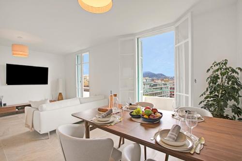 - un salon avec une table et une corbeille de fruits dans l'établissement Apartment With Ocean View - Happy Rentals, à Nice