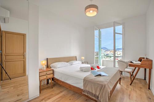 Modern Apartment With City View - Happy Rentals