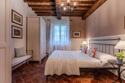 une chambre avec un lit et une fenêtre dans l'établissement Affitti Brevi Siena - Le Rose Appartamento in Toscana con piscina da sogno, à Asciano