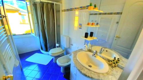 une salle de bain avec un lavabo, une baignoire et des toilettes dans l'établissement Trilocale spiaggia 5 minuti a piedi, à Roquebrune-Cap-Martin