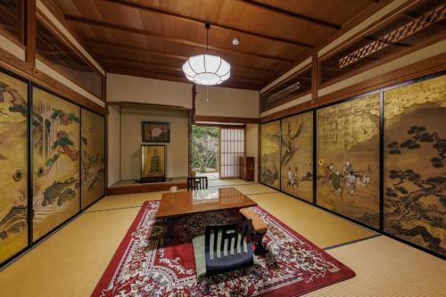 a room with large paintings on the walls at Koyasan Sanadabo Rengejoin in Koyasan
