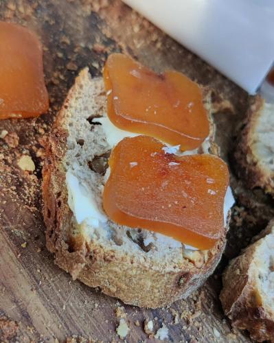 un morceau de pain avec de la sauce au caramel dessus dans l'établissement Chez So', à Martigues