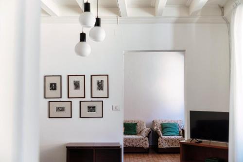 赫拉弗多纳Riflessi sul Lago by Quokka 360 - Historic apartment with lake view的一间带镜子和电视的客厅