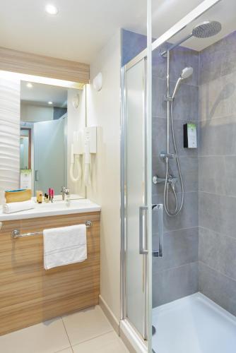 a bathroom with a shower and a sink at Campanile Clermont Ferrand Centre in Clermont-Ferrand