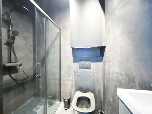 une petite salle de bain avec toilettes et douche dans l'établissement 11 - Studio Champs-Elysees, à Paris
