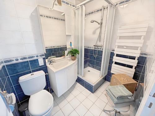 une salle de bain avec toilettes, lavabo et douche dans l'établissement Blonville sur Mer, 2 minute walk to beach, 2 parking spaces and balcony, à Blonville-sur-Mer