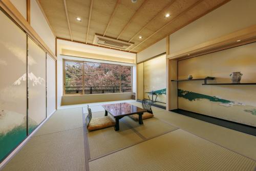 a room with a table and a large window at Koyasan Sanadabo Rengejoin in Koyasan