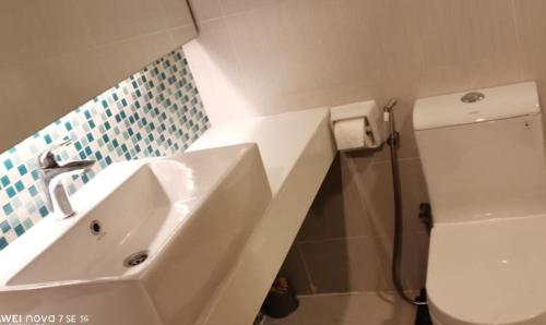 a bathroom with a sink and a toilet at YUYU B2 Honeymoon WiFi Genting highland in Genting Highlands