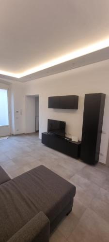 a large room with a bed and a couch at Casa moderna in centro storico in Asti