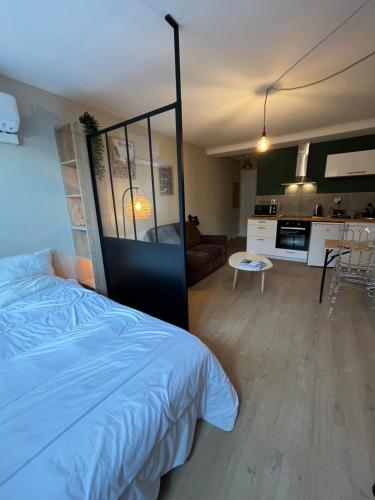 una camera da letto con un letto e un soggiorno di Appartement BASTIA a Toga