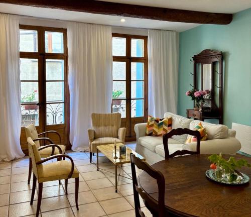 un salon avec un canapé et une table dans l'établissement Well equipped village house close to historic centre - Pézenas, à Pézenas