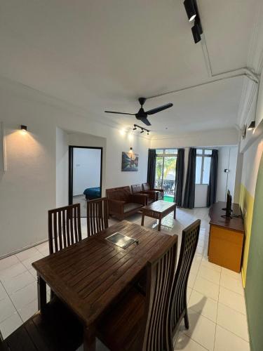 Televisyen dan/atau pusat hiburan di Golden Straits Villas Beach Resort