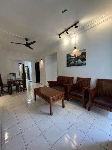 Ruang duduk di Golden Straits Villas Beach Resort