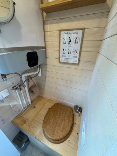 a small sauna with a wooden toilet in a boat at Tiny village de Sault in Prémilhat