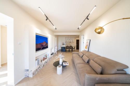 a living room with a large couch and a tv at Tonight Homestay West Nanjing Road Branch Shanghai in Shanghai