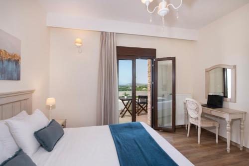 une chambre d'hôtel avec un lit, un bureau et une table dans l'établissement Roupes Villa II, Family villa, Fantastic views, Private pool, à Roúpai