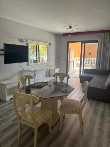 Las Americas 1-Bed Apt Sleeps 5 Pool Parking