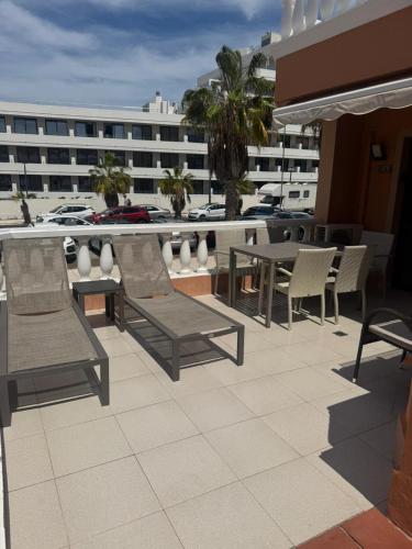 Las Americas 1-Bed Apt Sleeps 5 Pool Parking