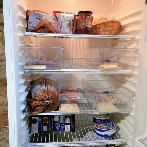 ein Kühlschrank voller Lebensmittel und anderer Nahrungsmittel in der Unterkunft Casa Rural Borrenes las Médulas in Borrenes