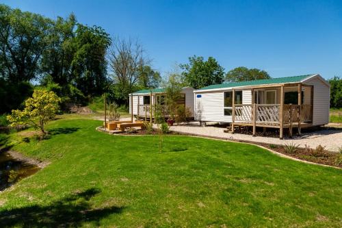 Taman di luar Blue Grass Ranch - MobilHome YUCCA