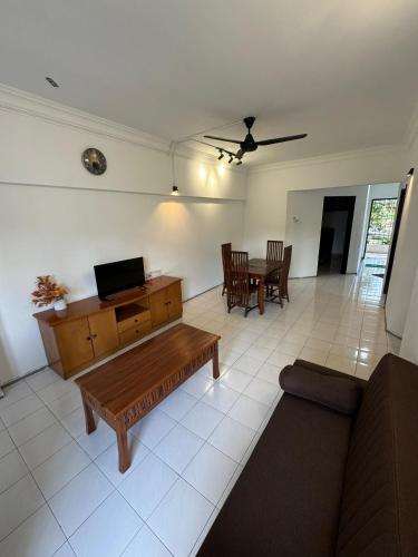Televisyen dan/atau pusat hiburan di Golden Straits Villas Beach Resort