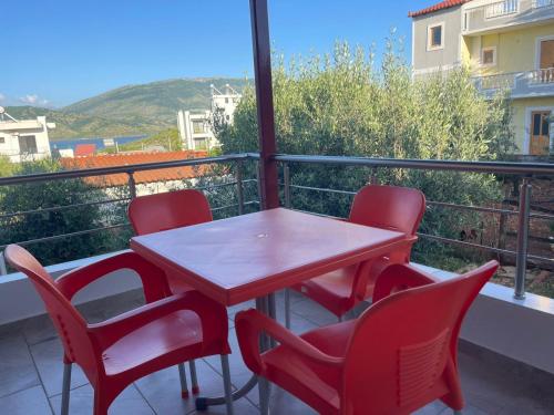 un tavolo e sedie su un balcone con vista di Lake Side Serenity a Ksamil