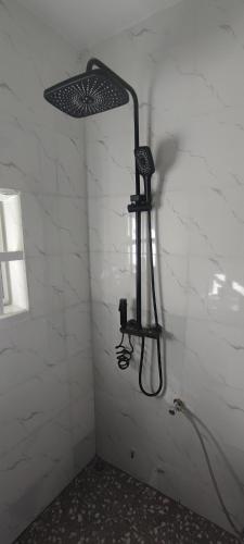 a shower in a corner of a room at Résidence Yemissi in Cotonou