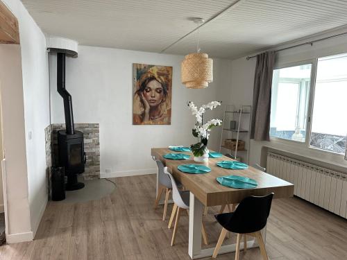 une salle à manger avec une table et une cheminée dans l'établissement Maison avec balnéo à Lorgues, à Lorgues