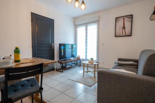 un salon avec un canapé et une table dans l'établissement Appartement cosy rue Pasteur, à Briançon