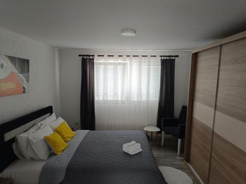 Ένα ή περισσότερα κρεβάτια σε δωμάτιο στο Apartman D
