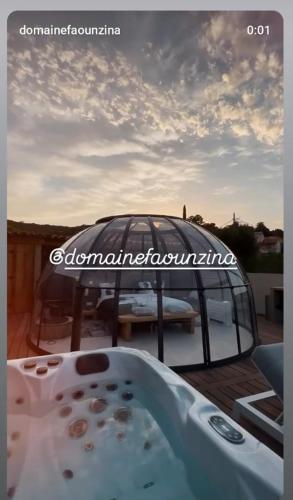 d'une baignoire installée au-dessus d'une terrasse. dans l'établissement La Villa, à Favone