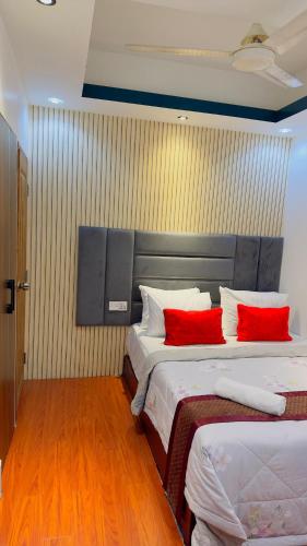 Una cama o camas en una habitación de Rezala Sweet Home Uttara