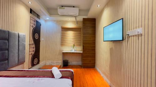 Una cama o camas en una habitación de Rezala Sweet Home Uttara