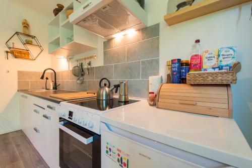 Kuchyň nebo kuchyňský kout v ubytování Cozy House - fietsverhuur, eigen keuken en badkamer