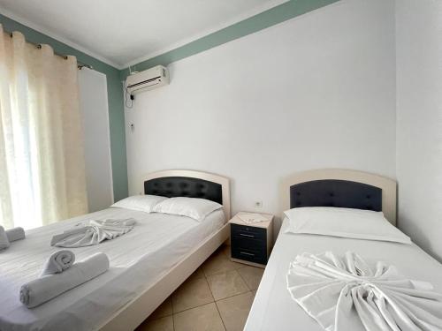 due letti uno accanto all'altro in una stanza di Lake Side Serenity a Ksamil