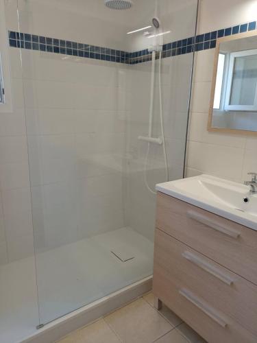 une salle de bain avec douche et lavabo dans l'établissement Le ciel, le soleil et la mer !, à Sainte-Maxime