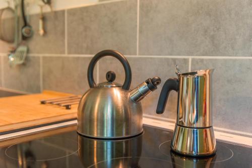 Příslušenství pro přípravu čaje a kávy v ubytování Cozy House - fietsverhuur, eigen keuken en badkamer