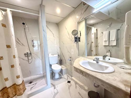 Ένα μπάνιο στο Hotel Rеgina - Golden Sands All Inclusive