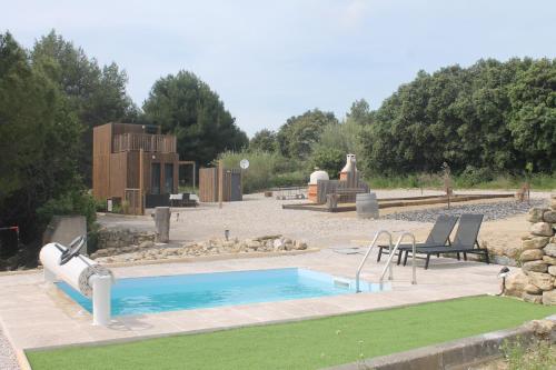- une piscine avec toboggan dans la cour dans l'établissement La Cabanne du Vigné, à Saint-Pargoire
