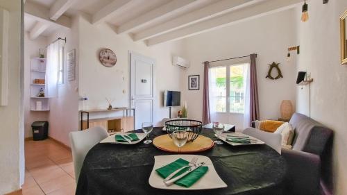 TV in/ali zabaviščno središče v nastanitvi Maison Solèna