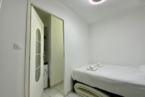 - une salle d'hôpital avec un lit et un miroir dans l'établissement GROOMI Le Repos Du Lez - Proche rives du Lez, ensoleillé avec balcon !, à Montpellier