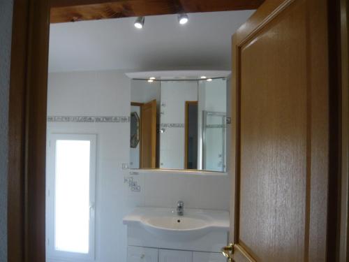 une salle de bain avec un lavabo et un miroir dans l'établissement Vue panoramique imprenable sur la Méditerranée, à Fitou