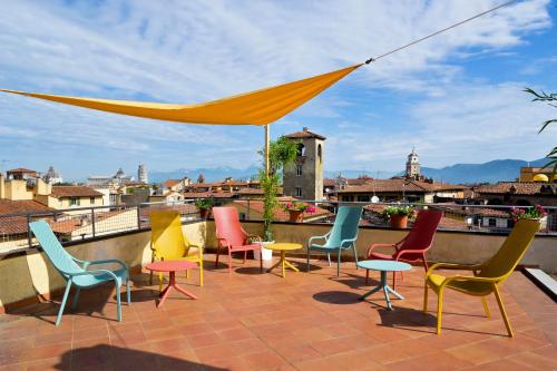 a group of colorful chairs sitting on a roof at RELAIS DELL'USSERO Pisa centro in Pisa