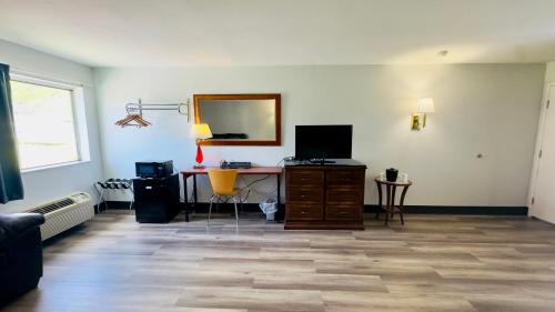 TV a/nebo společenská místnost v ubytování Motel 6 McGraw, NY - Cortland