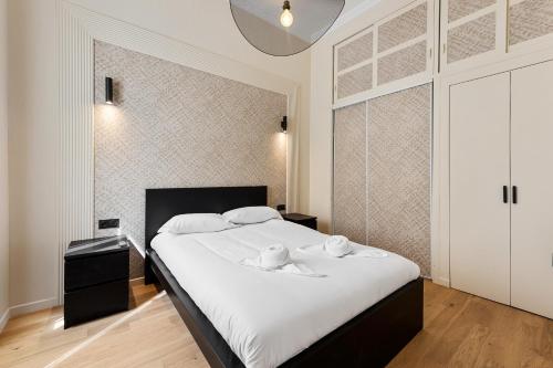 une chambre avec un lit avec deux serviettes dessus dans l'établissement 5mn Monaco - Cosy appartement avec Mezzanine - DH, à Beausoleil